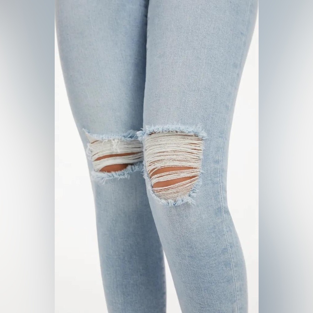 GOOD AMERICAN NWT GOOD LEG CROP
Women's Light Blue Distressed Jeans - Picture 5 of 9